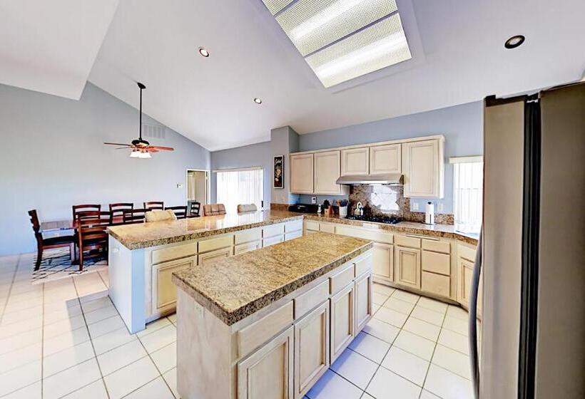 Отель Riviera Oasis