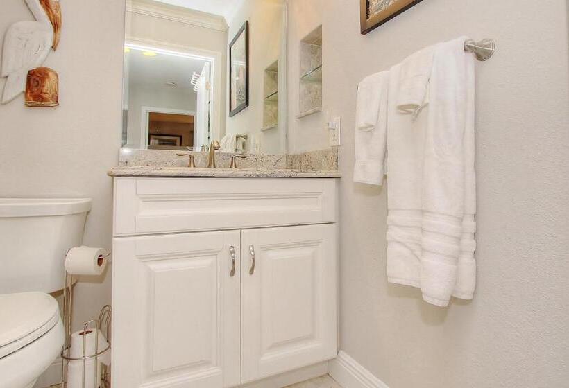 فندق Sea Breeze 702