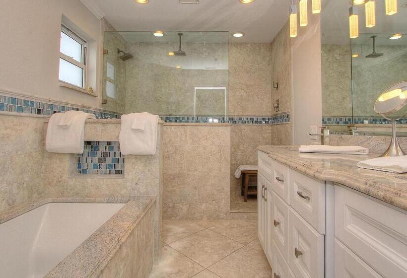 فندق Sea Breeze 702