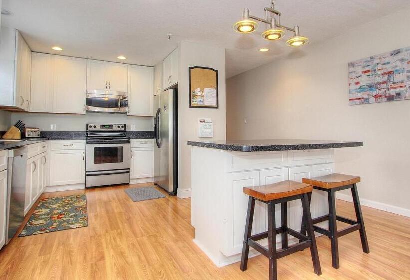 فندق Sea Breeze 702