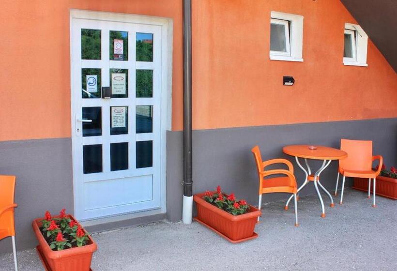 تختخواب و صبحانه Becar Pyramid Rooms