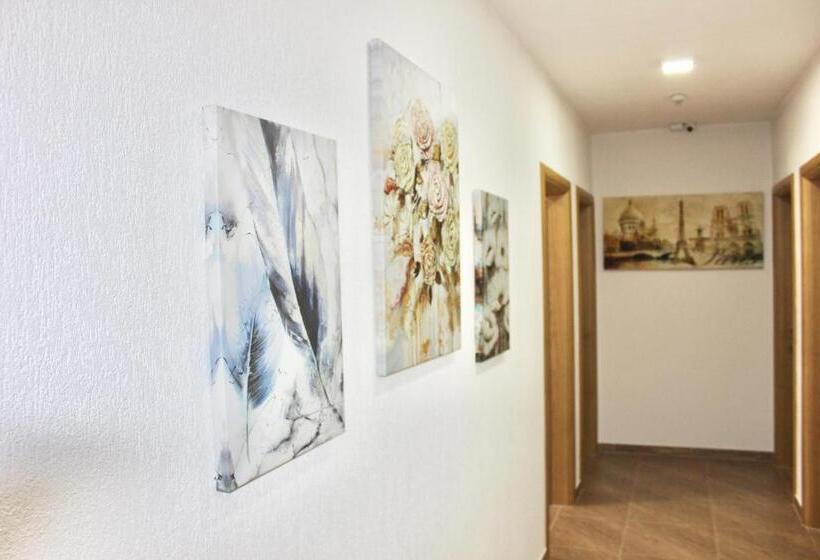 تختخواب و صبحانه Becar Pyramid Rooms