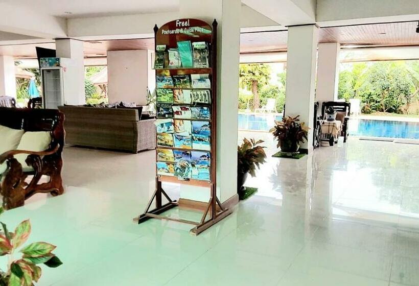 호텔 Chawenglakeviewcondo