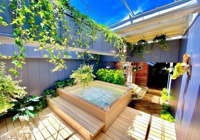 מלון כמוסות Capsule Inn Osaka