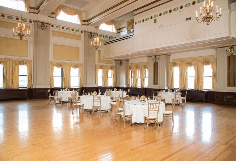 هتل Hilton Garden Inn Louisville Downtown