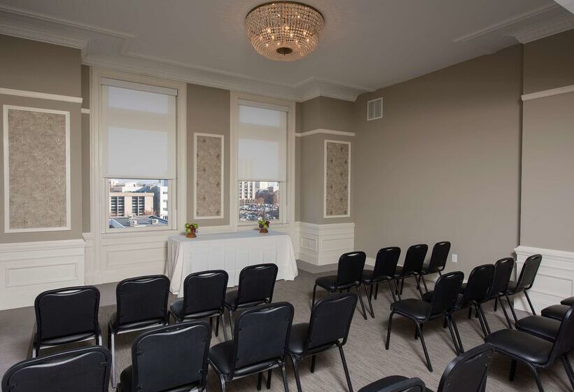 هتل Hilton Garden Inn Louisville Downtown