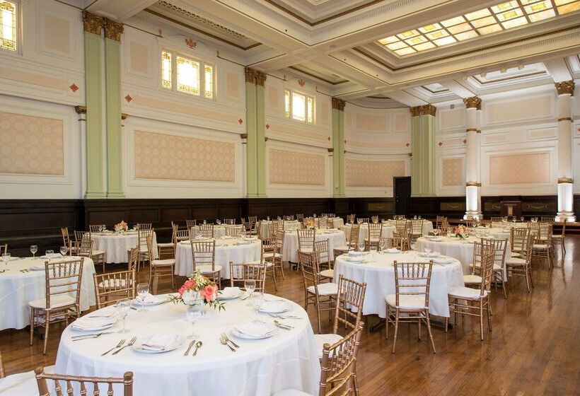 هتل Hilton Garden Inn Louisville Downtown