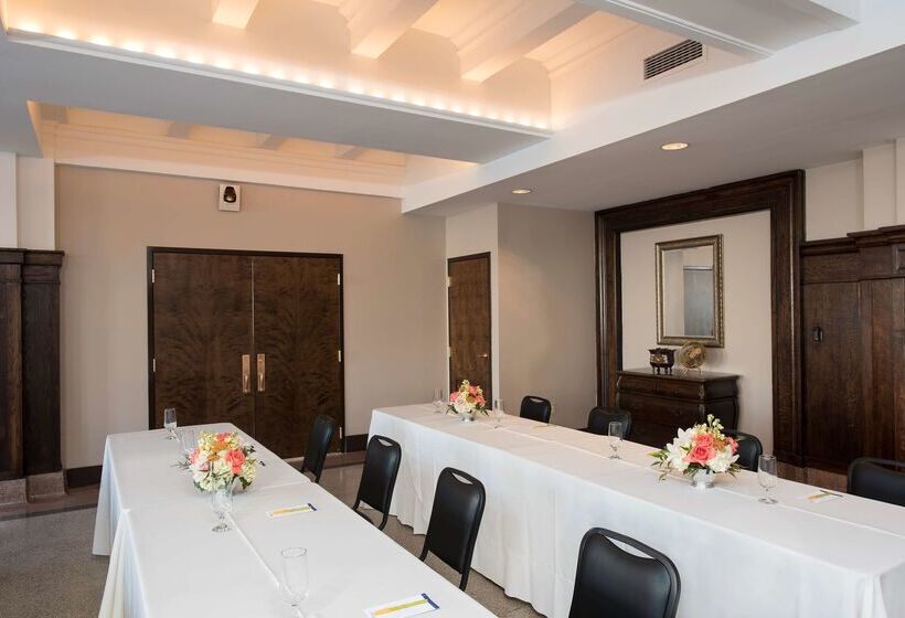 هتل Hilton Garden Inn Louisville Downtown