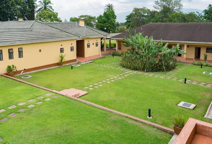 هتل Mountains Of The Moon