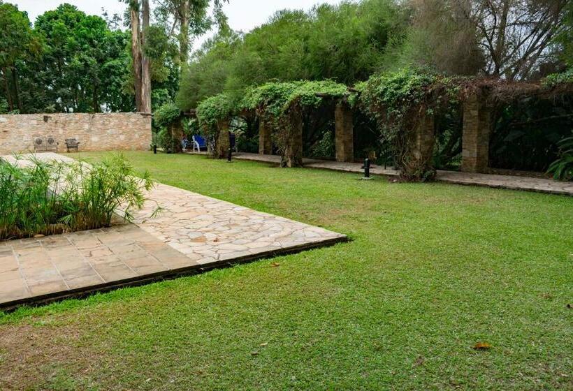 هتل Mountains Of The Moon