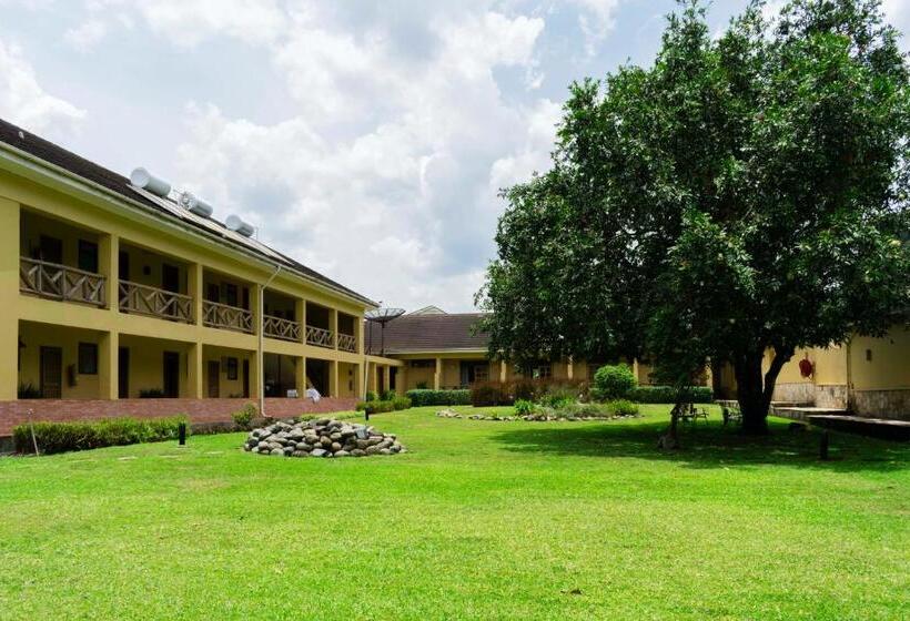 هتل Mountains Of The Moon