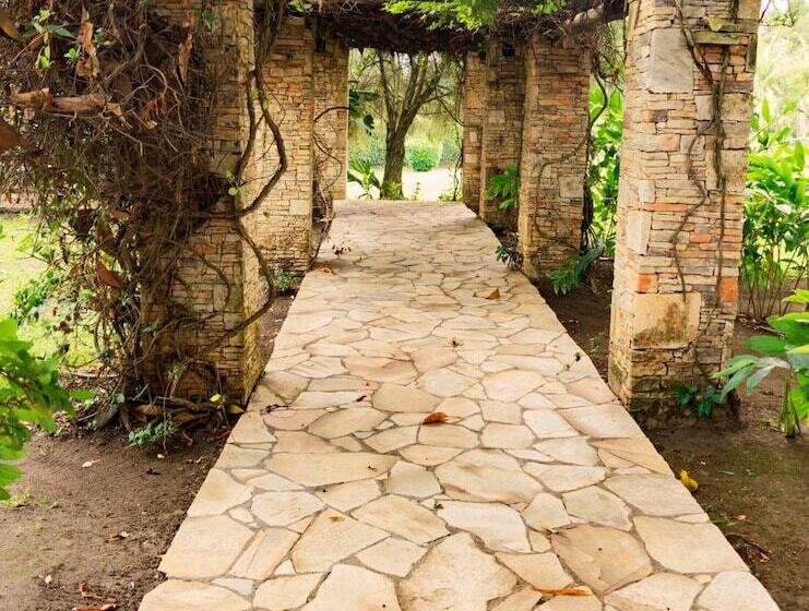 هتل Mountains Of The Moon