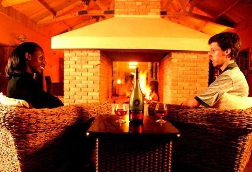 هتل Mountains Of The Moon