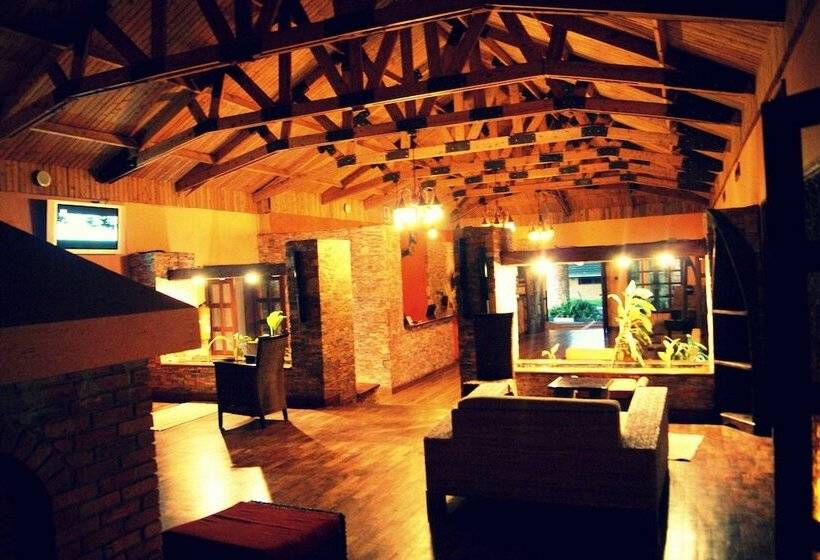 هتل Mountains Of The Moon