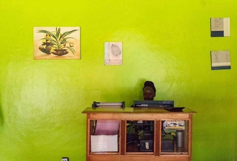 هتل Mountains Of The Moon