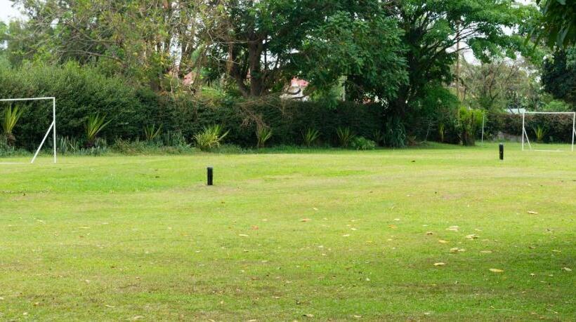 هتل Mountains Of The Moon