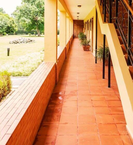 هتل Mountains Of The Moon