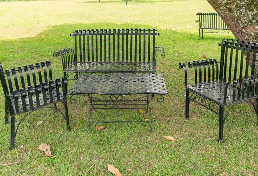 هتل Mountains Of The Moon