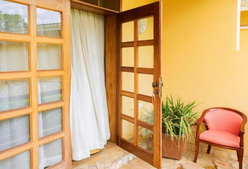 هتل Mountains Of The Moon