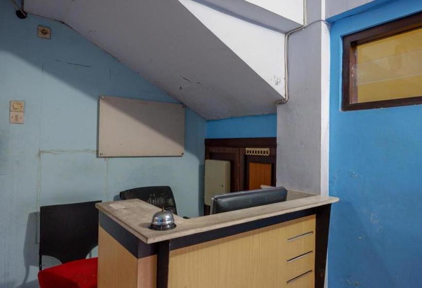 Отель Pineapple Mansion Solo Mitra Reddoorz Near Rs Jih Solo