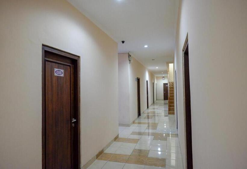 호텔 Pineapple Mansion Solo Mitra Reddoorz Near Rs Jih Solo