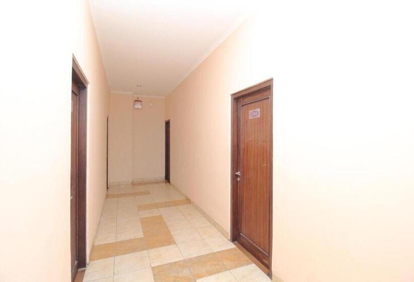 ホテル Pineapple Mansion Solo Mitra Reddoorz Near Rs Jih Solo