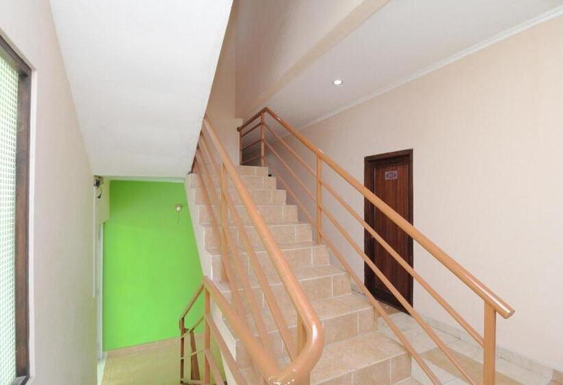 호텔 Pineapple Mansion Solo Mitra Reddoorz Near Rs Jih Solo