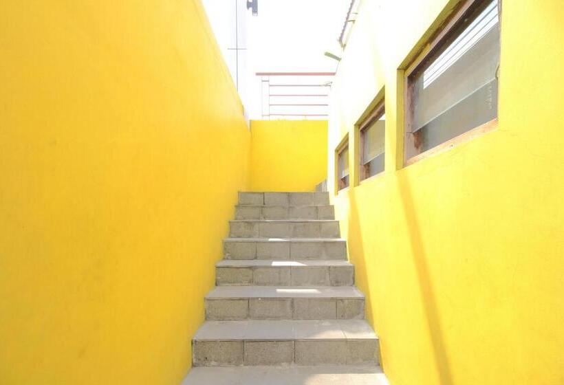 호텔 Pineapple Mansion Solo Mitra Reddoorz Near Rs Jih Solo