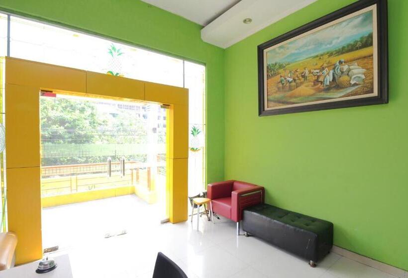호텔 Pineapple Mansion Solo Mitra Reddoorz Near Rs Jih Solo