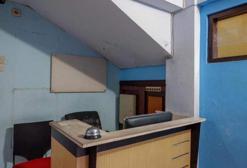 호텔 Pineapple Mansion Solo Mitra Reddoorz Near Rs Jih Solo