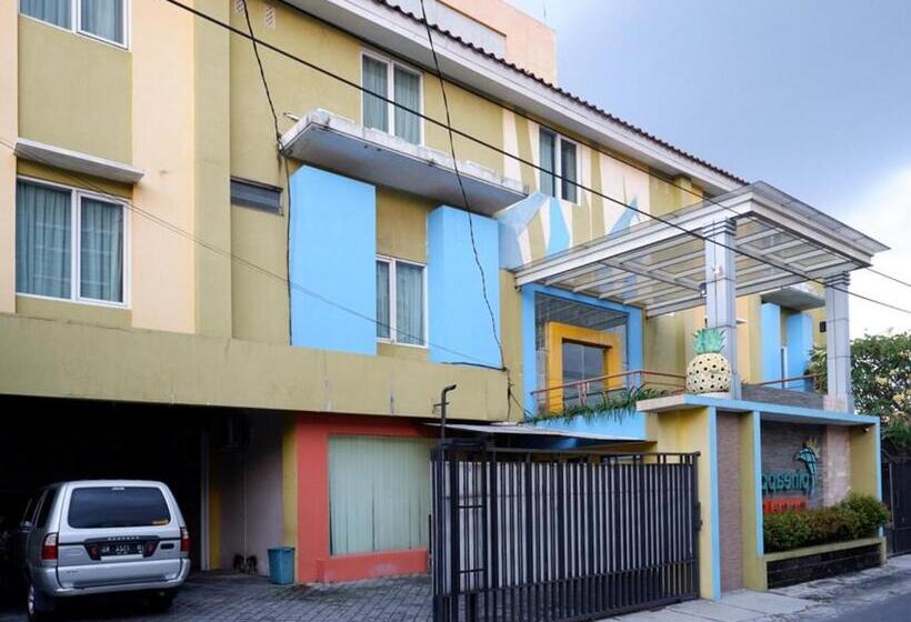 Отель Pineapple Mansion Solo Mitra Reddoorz Near Rs Jih Solo