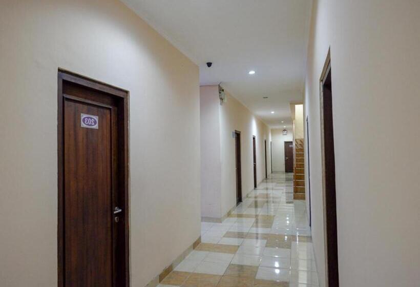 호텔 Pineapple Mansion Solo Mitra Reddoorz Near Rs Jih Solo