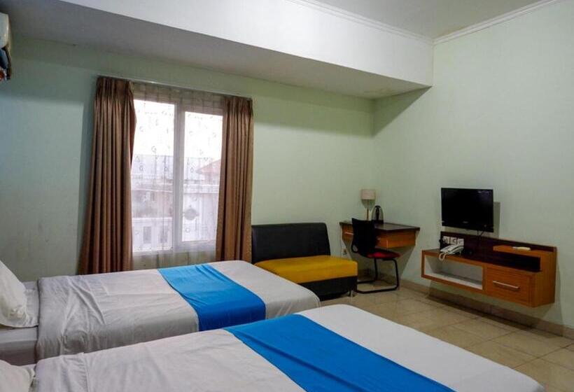 Отель Pineapple Mansion Solo Mitra Reddoorz Near Rs Jih Solo