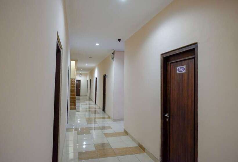 호텔 Pineapple Mansion Solo Mitra Reddoorz Near Rs Jih Solo