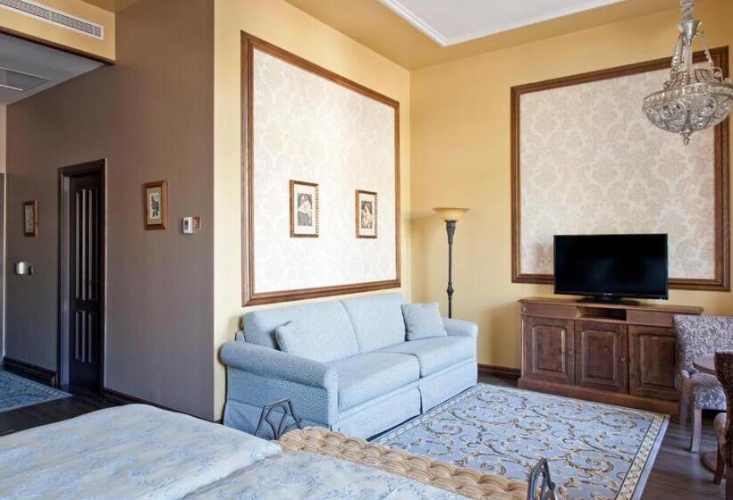 هتل Mansion de Lucy  Includes Portaventura Park & Ferrari Land Tickets