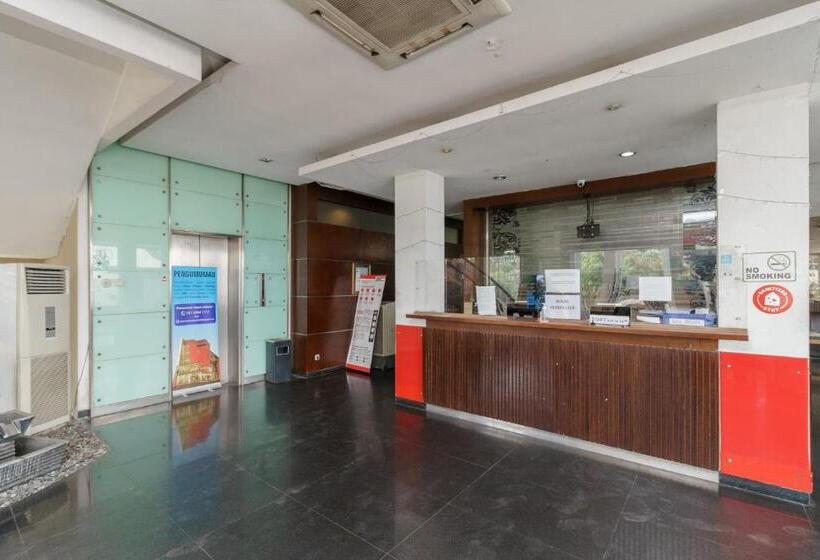 Отель Reddoorz @ Cikarang 2