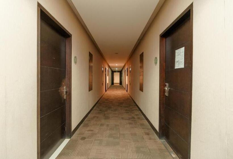 Отель Reddoorz @ Cikarang 2