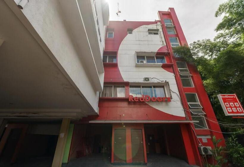 Отель Reddoorz @ Cikarang 2