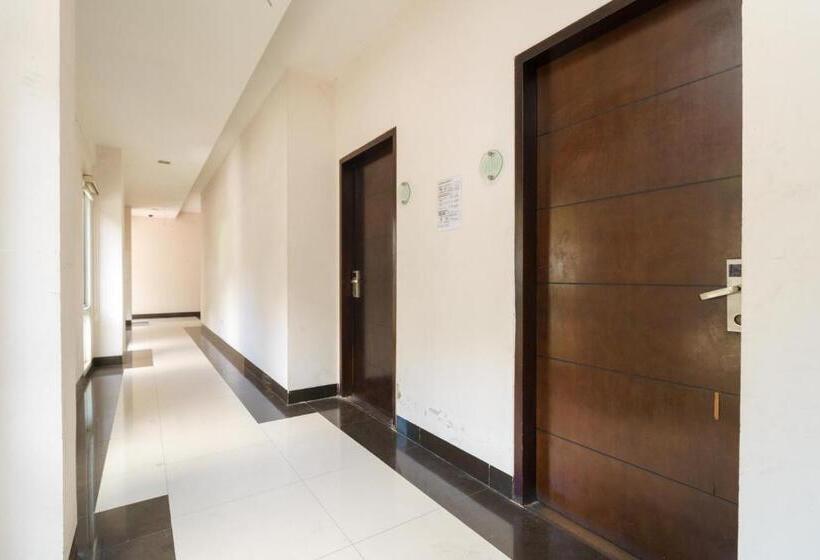 Отель Reddoorz @ Cikarang 2