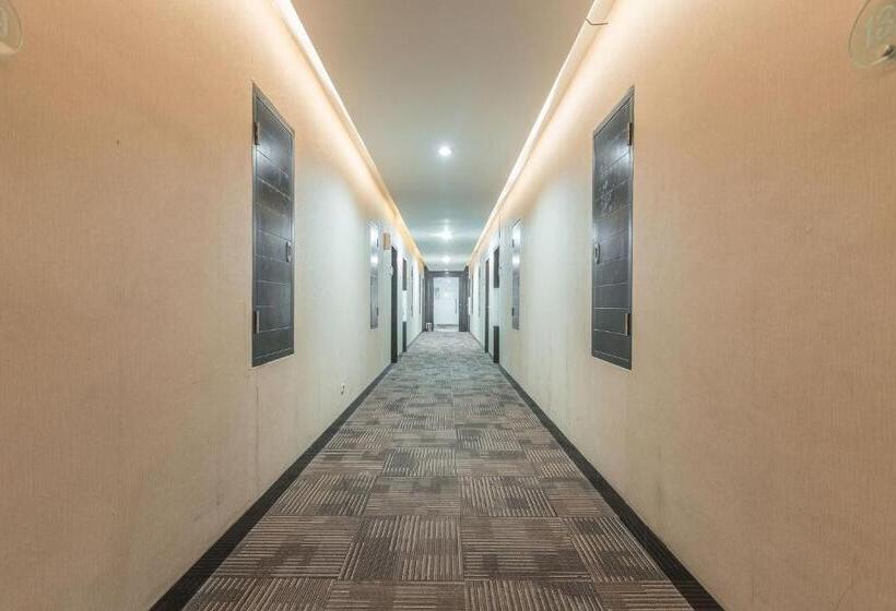 Отель Reddoorz @ Cikarang 2