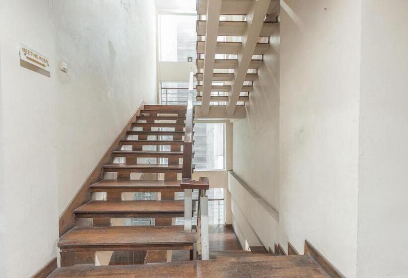 Отель Reddoorz @ Cikarang 2