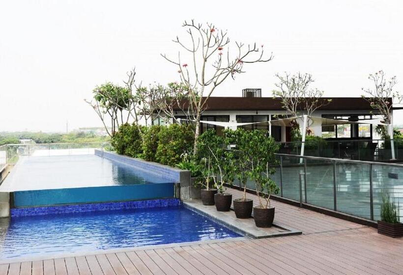 Отель Santika Premiere Bintaro