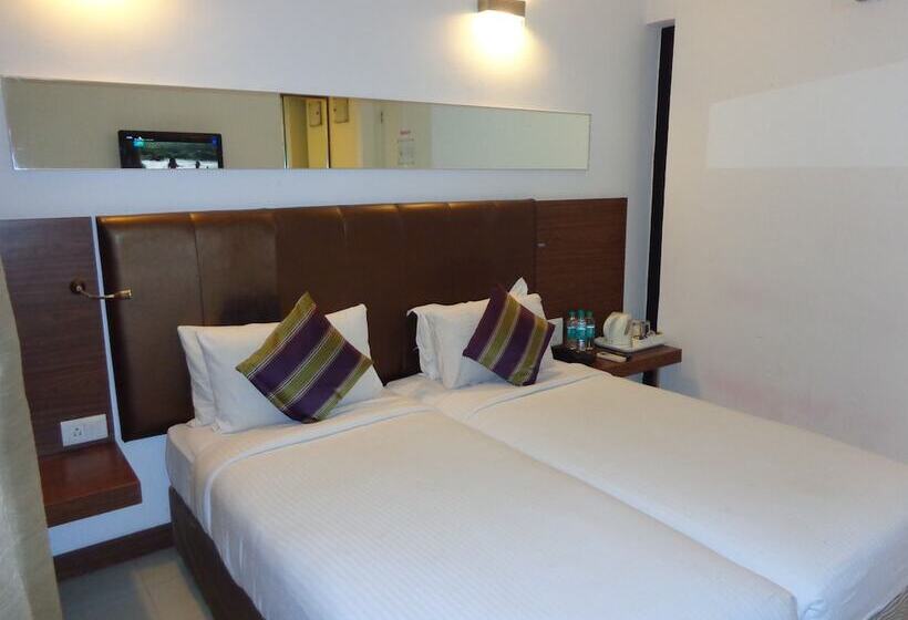 Отель The Urban