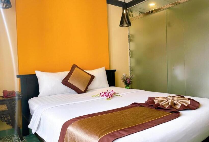 Ipeace Hotel   Bùi Viện Walking Street