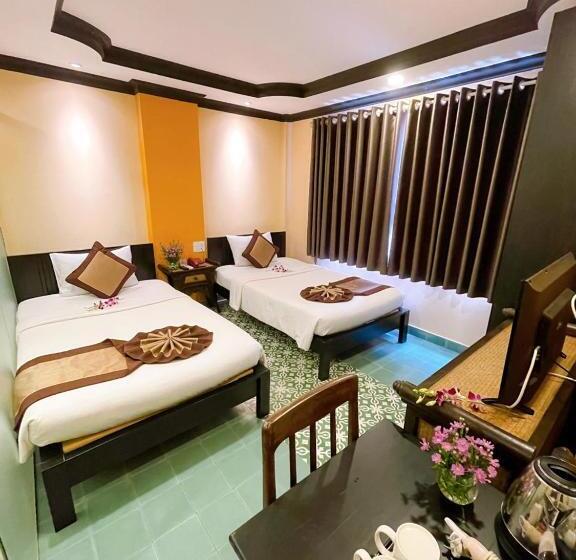 Ipeace Hotel   Bùi Viện Walking Street