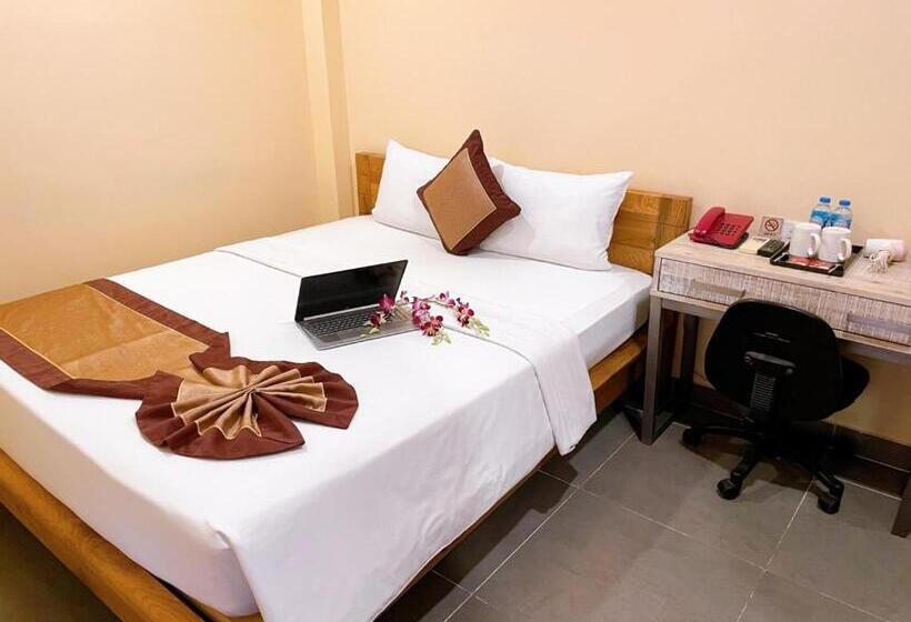 Ipeace Hotel   Bùi Viện Walking Street