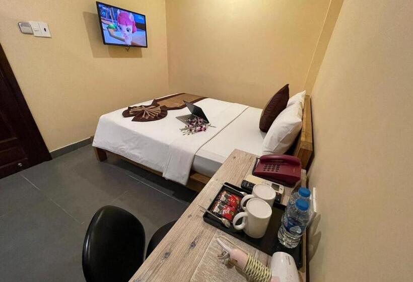 Ipeace Hotel   Bùi Viện Walking Street