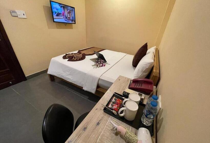 Ipeace Hotel   Bùi Viện Walking Street