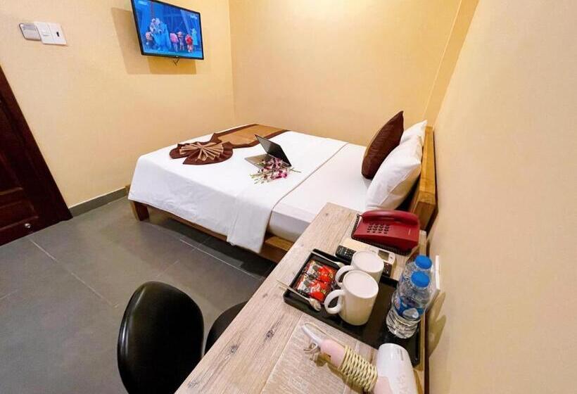 Ipeace Hotel   Bùi Viện Walking Street