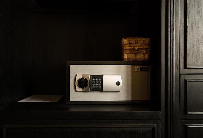 Ipeace Hotel   Bùi Viện Walking Street